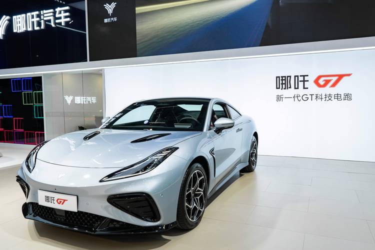 深圳106哪吒汽车在智能汽车领域的表现，领途汽车在新能源汽车市场中的影响力